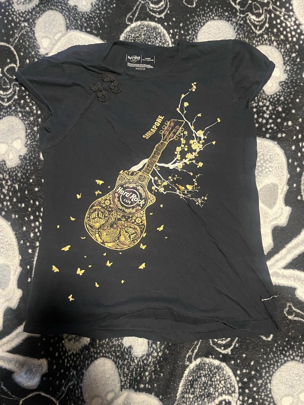 Hard Rock Cafe Singapore y2k gold guitar t shirt with beautiful detailing